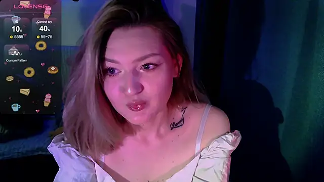 Snapshot of cute1stranger chatting on October 21, 4:27 am cute1stranger online show from October 21, 4:27 am