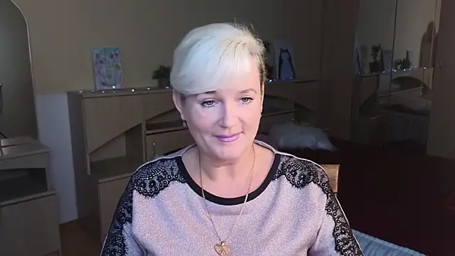 Snapshot of Vina_Vision chatting on October 8, 1:04 pm Vina Vision online show from October 8, 1:04 pm