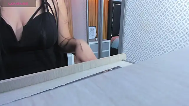 MOLLYSPENCER1 online show from September 18, 12:15 pm