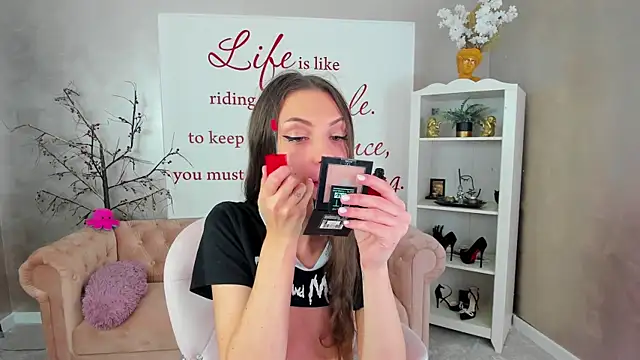 Snapshot of ReynaTheVixen chatting on October 1, 4:01 pm ReynaTheVixen online show from October 1, 4:01 pm