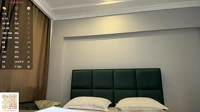 Snapshot of LezlieGreet chatting on October 4, 8:20 am LezlieGreet online show from October 4, 8:20 am