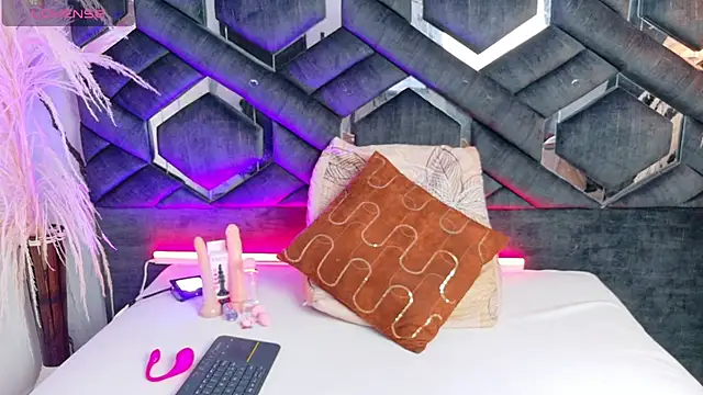 Zoe-Johnson  online show from November 5, 9:42 pm