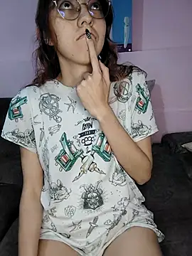 Snapshot of AnnieSparkle chatting on October 18, 4:48 am AnnieSparkle online show from October 18, 4:48 am