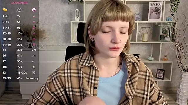 Snapshot of EchoBloom chatting on October 19, 11:12 am EchoBloom online show from October 19, 11:12 am