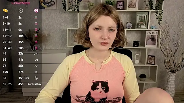 Snapshot of EchoBloom chatting on October 11, 10:53 am EchoBloom online show from October 11, 10:53 am