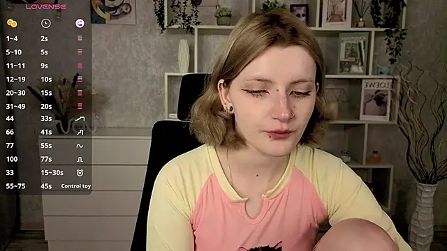 Snapshot of EchoBloom chatting on October 14, 11:57 am EchoBloom online show from October 14, 11:57 am