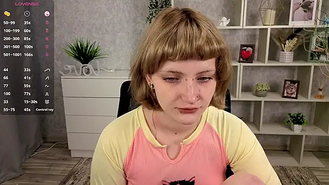 Snapshot of EchoBloom chatting on October 22, 10:42 am EchoBloom online show from October 22, 10:42 am