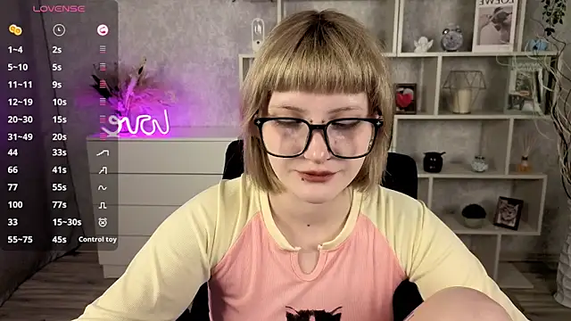 Snapshot of EchoBloom chatting on October 18, 11:02 am EchoBloom online show from October 18, 11:02 am