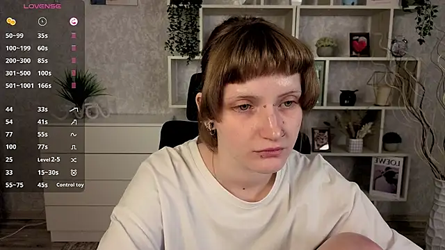 Snapshot of EchoBloom chatting on October 28, 10:43 am EchoBloom online show from October 28, 10:43 am