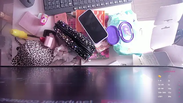 Snapshot of ela_petit chatting on October 30, 9:38 pm ela petit online show from October 30, 9:38 pm