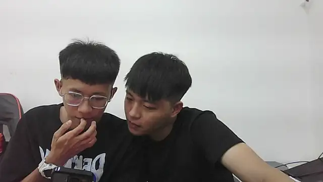 zhu000000 online show from April 12, 7:33 am