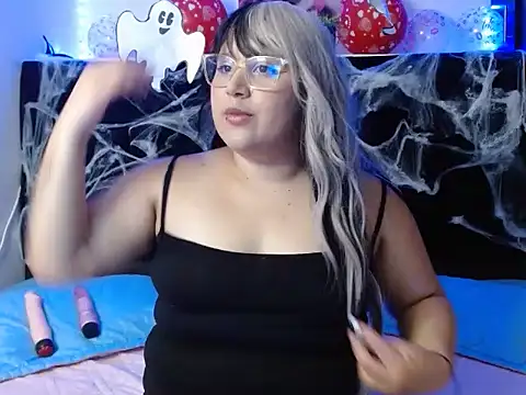 Snapshot of EmmaTower chatting on October 18, 8:43 pm EmmaTower online show from October 18, 8:43 pm