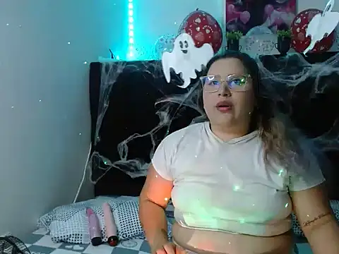 Snapshot of EmmaTower chatting on October 21, 7:18 pm EmmaTower online show from October 21, 7:18 pm