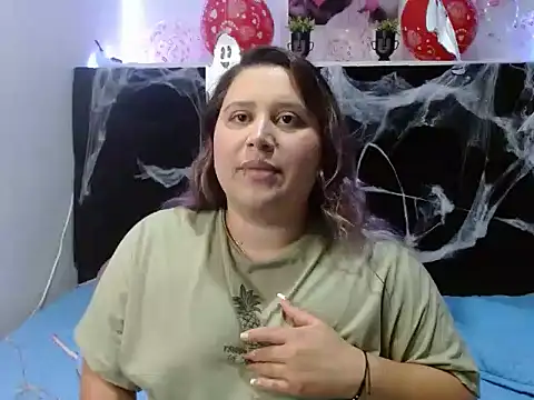 Snapshot of EmmaTower chatting on October 14, 7:27 pm EmmaTower online show from October 14, 7:27 pm