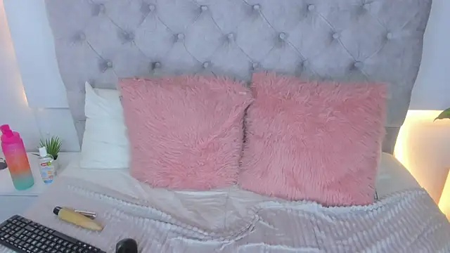 Snapshot of CarolaynStone chatting on October 4, 7:29 pm CarolaynStone online show from October 4, 7:29 pm