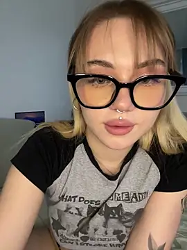 Snapshot of LunaMillie chatting on October 18, 12:41 pm LunaMillie online show from October 18, 12:41 pm