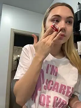 Snapshot of LunaMillie chatting on September 25, 4:33 am LunaMillie online show from September 25, 4:33 am