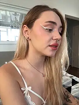 Snapshot of LunaMillie chatting on September 18, 1:31 pm LunaMillie online show from September 18, 1:31 pm