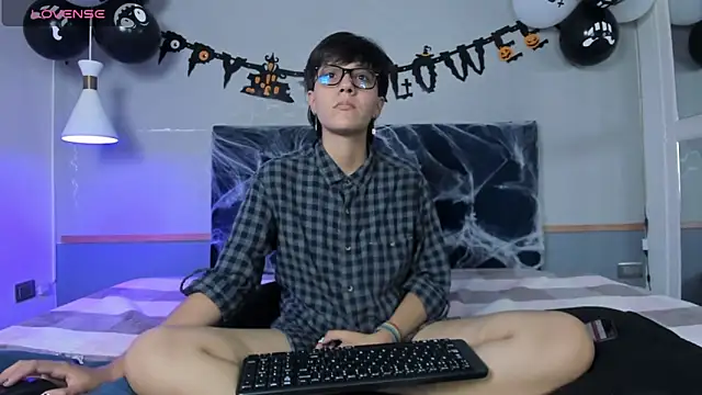 Snapshot of Tsuki_Maru chatting on October 12, 9:06 pm Tsuki Maru online show from October 12, 9:06 pm