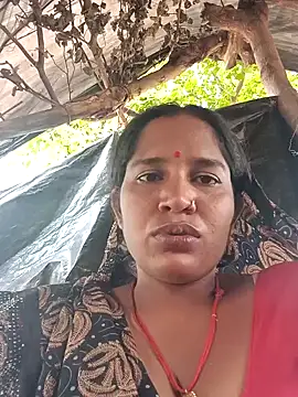 Snapshot of Hot_Seema83 chatting on October 15, 9:01 am Hot Seema83 online show from October 15, 9:01 am