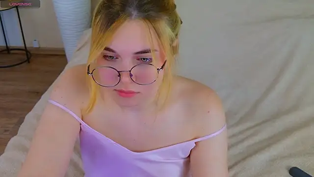 Snapshot of Evie_Vall chatting on October 5, 3:28 pm Evie Vall online show from October 5, 3:28 pm