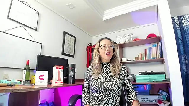 Snapshot of GretaVoss_ chatting on October 17, 9:18 pm GretaVoss  online show from October 17, 9:18 pm