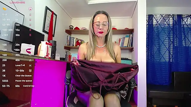 Snapshot of GretaVoss_ chatting on October 30, 8:32 pm GretaVoss  online show from October 30, 8:32 pm