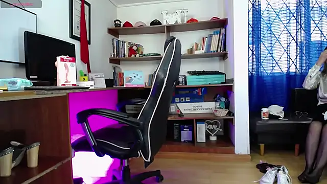 Snapshot of GretaVoss_ chatting on October 27, 7:08 pm GretaVoss  online show from October 27, 7:08 pm