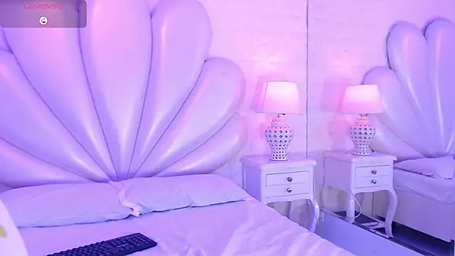 Snapshot of HatsaJones chatting on September 26, 4:10 am HatsaJones online show from September 26, 4:10 am