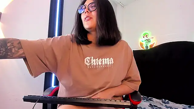 Snapshot of LolaXXXperience chatting on September 17, 11:30 am LolaXXXperience online show from September 17, 11:30 am