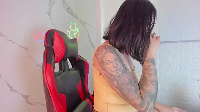 Snapshot of LolaXXXperience chatting on October 22, 11:37 am LolaXXXperience online show from October 22, 11:37 am