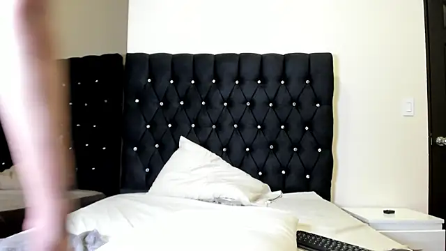 Snapshot of AngelynaW chatting on October 14, 12:24 am AngelynaW online show from October 14, 12:24 am