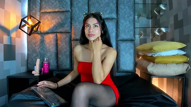 Snapshot of Emily_Mitchell chatting on October 31, 8:13 pm Emily Mitchell online show from October 31, 8:13 pm