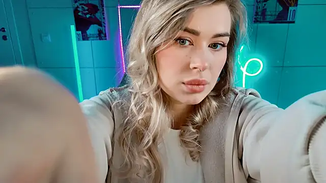 AdelLoyss online show from October 4, 9:04 am