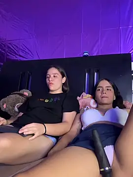 Snapshot of Ashley_and_Zoe chatting on October 30, 11:17 pm Ashley and Zoe online show from October 30, 11:17 pm