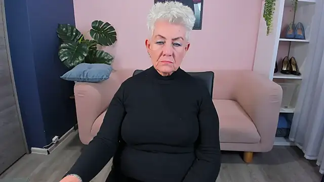 Snapshot of HotandMature chatting on October 4, 9:15 am HotandMature online show from October 4, 9:15 am