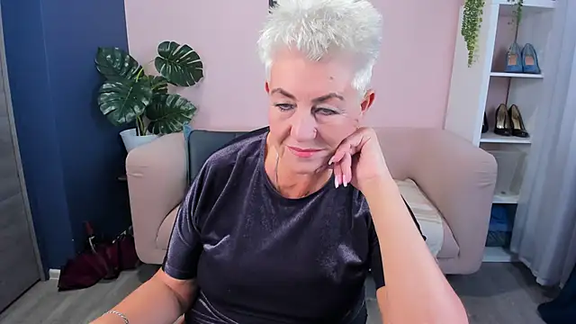 Snapshot of HotandMature chatting on September 23, 8:34 am HotandMature online show from September 23, 8:34 am