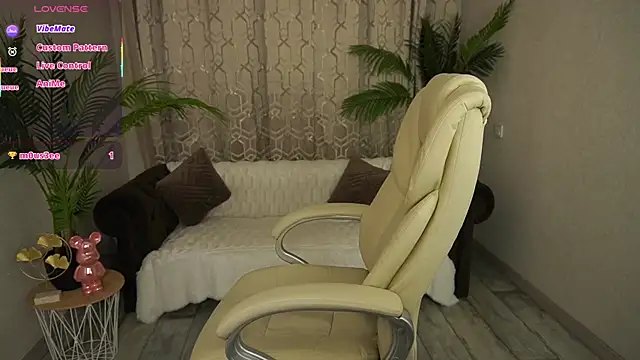 LioraFox online show from February 9, 10:23 pm