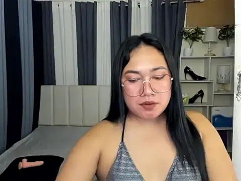 TsUncutKaren online show from March 11, 6:28 am