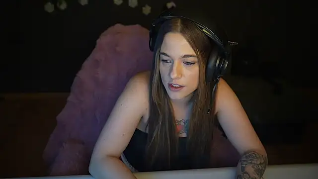 Luna Lynn online show from January 7, 9:40 pm