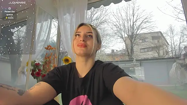 Ella Vee online show from April 4, 5:17 am