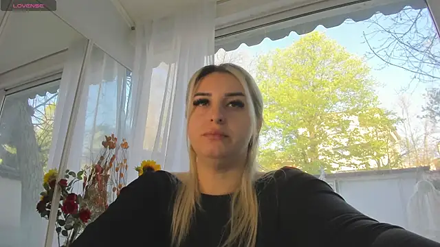 Ella Vee online show from April 16, 5:30 am