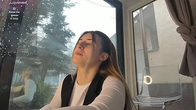 Ella Vee online show from December 20, 7:01 am