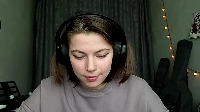 CutieAnny online show from February 2, 6:45 am