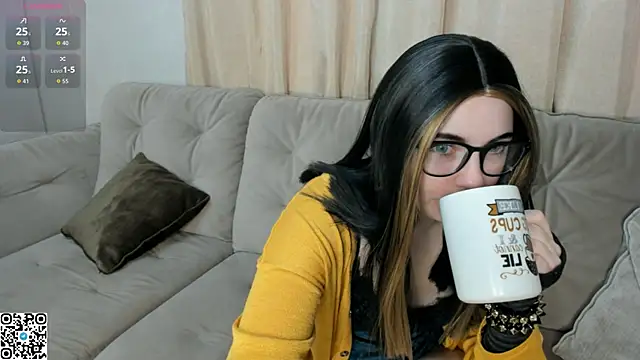 Snapshot of EvaBlimey chatting on October 16, 4:59 am EvaBlimey online show from October 16, 4:59 am