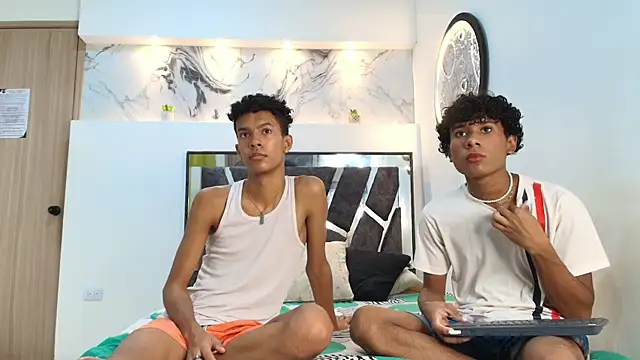 Snapshot of LONDON_BOYS1 chatting on October 25, 1:35 am LONDON BOYS1 online show from October 25, 1:35 am