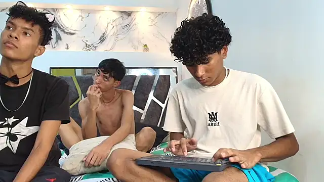 Snapshot of LONDON_BOYS1 chatting on October 17, 2:48 am LONDON BOYS1 online show from October 17, 2:48 am