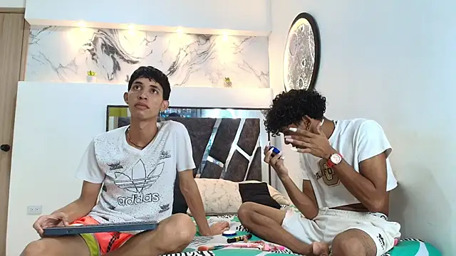 Snapshot of LONDON_BOYS1 chatting on October 24, 1:34 am LONDON BOYS1 online show from October 24, 1:34 am