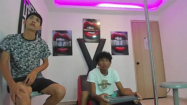 Snapshot of LONDON_BOYS1 chatting on September 22, 7:18 am LONDON BOYS1 online show from September 22, 7:18 am