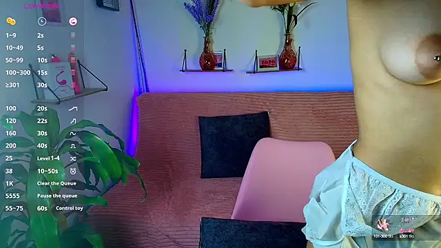 Snapshot of emycarver09 chatting on October 5, 12:32 pm emycarver09 online show from October 5, 12:32 pm